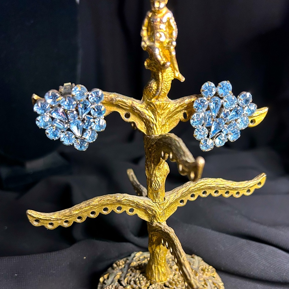 VTG Gorgeous light blue rhinestone and silver tone metal clip earrings.